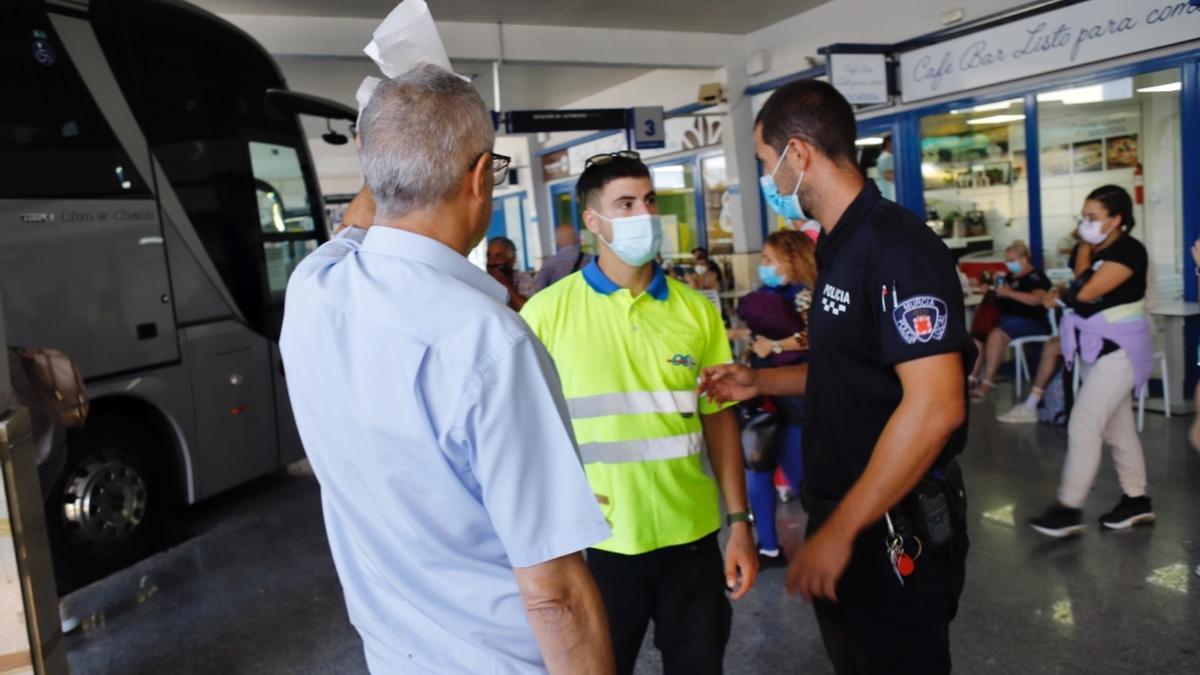 La víctima y un sanitario, junto a un agente de la Policía Local.