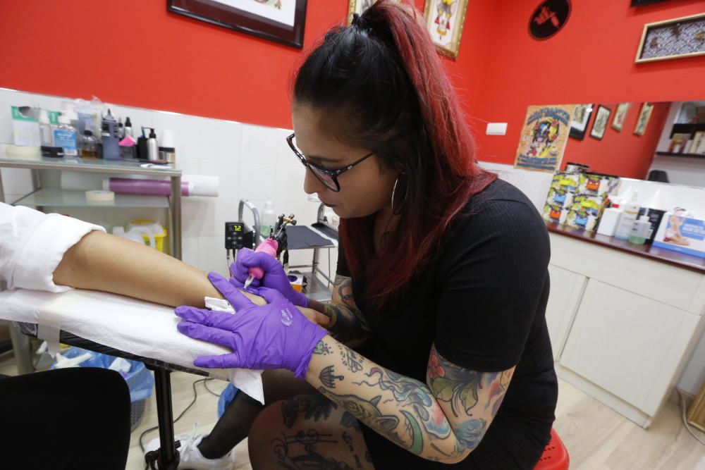 Tatuadora que participa en la convención de IFA