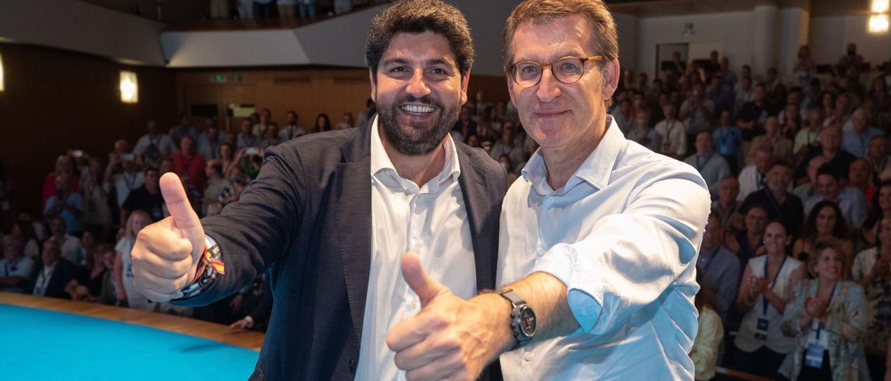 El presidente del Partido Popular Alberto Nuñez Feijó (d) y el presidente del partido en Murcia Fenrnado López Miras.