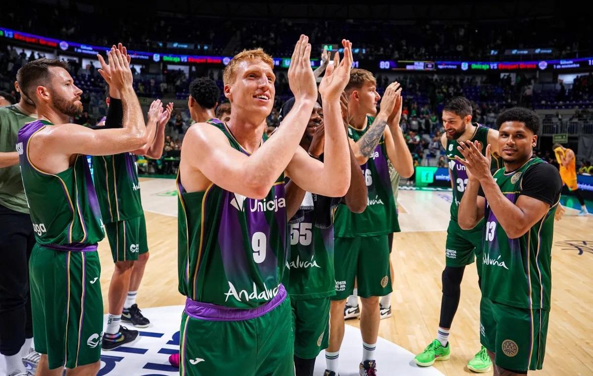 Los jugadores del Unicaja celebran una victoria europea en el Carpena.