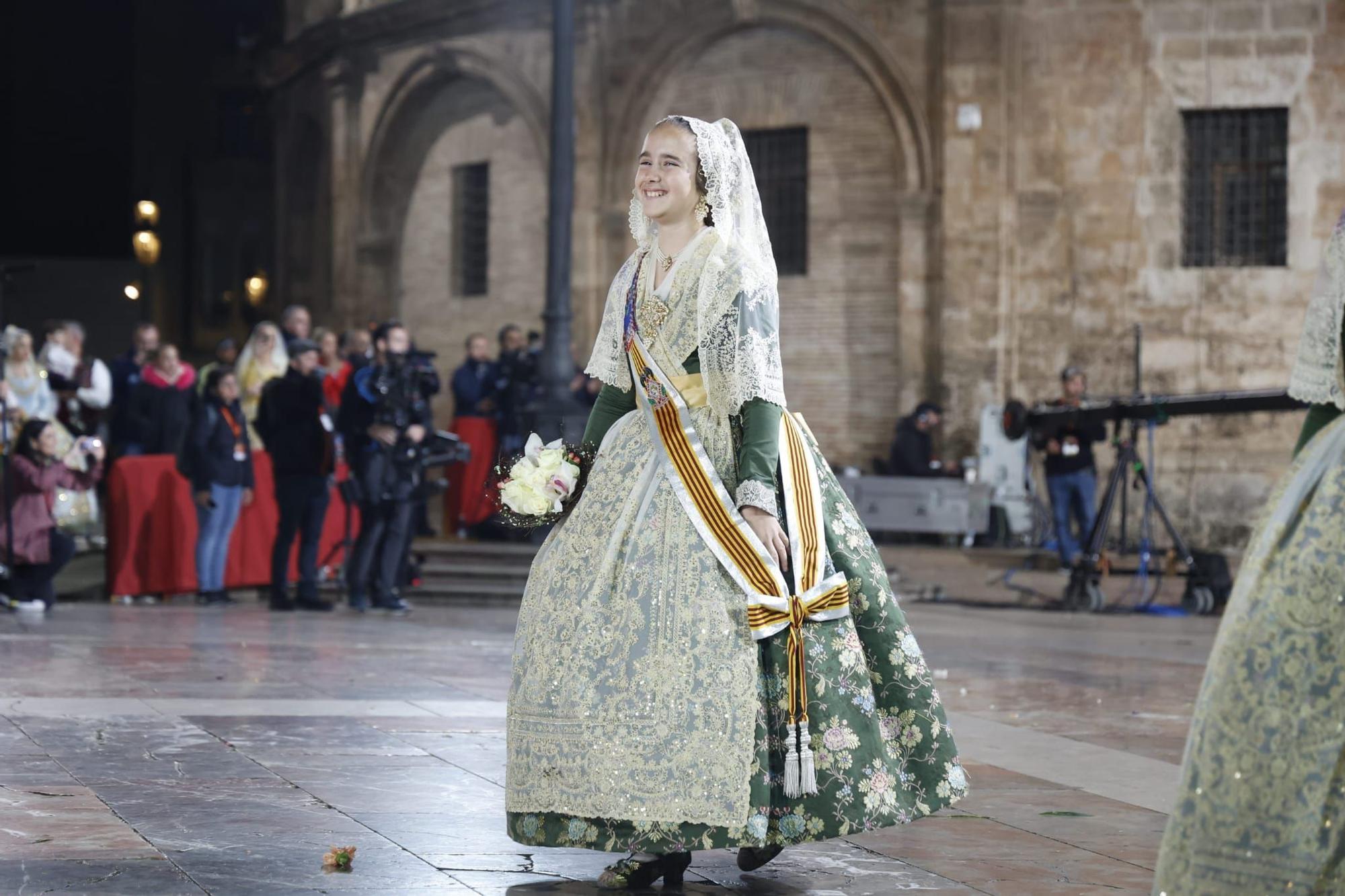 Ofrenda Fallas 2023 | Así ha sido la llegada de Paula Nieto a la plaza de la Virgen