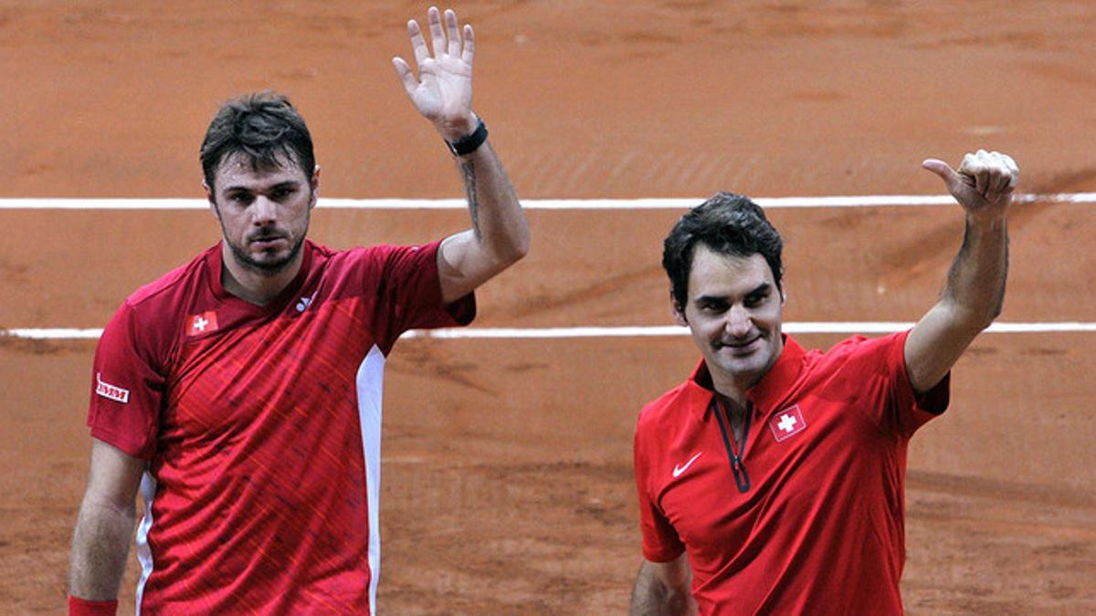 Stanislas Wawrinka y Roger Federer saludan al público tras ganar el partido de dobles de la Copa Davis