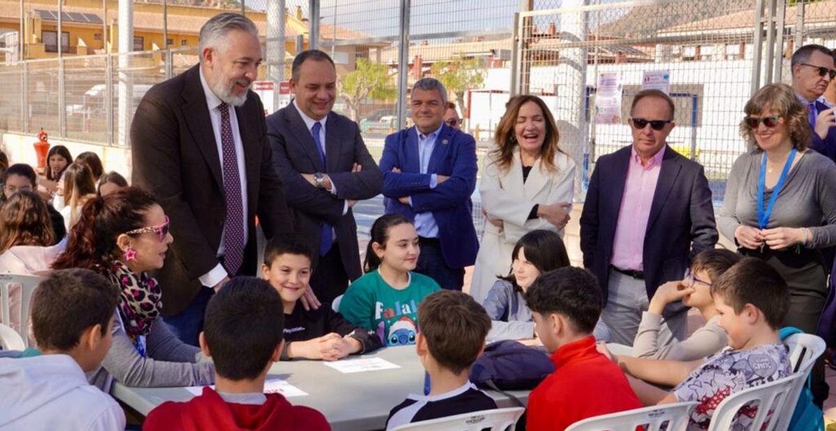 El alcalde de Santomera, Víctor Martínez, visita uno de los talleres destinados a los más pequeños en la segunda edición de la Feria Científica de Santomera.