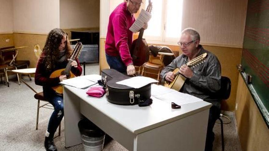 Pruebas de aspirantes a alumnos de estudios de pulso y púa en el Conservatorio.