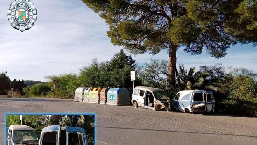 Vehículos abandonados al lado de unos contenedores en Sant Josep