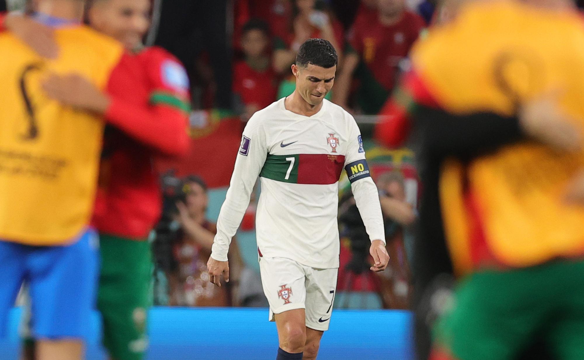 Cristiano Ronaldo lamenta la eliminación de Portugal en el Mundial de Qatar.