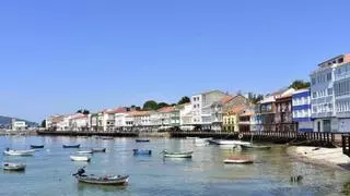 Entramos en el pueblo con el pulpo más cotizado de España: una villa marinera del siglo XII con casas de piedra frente a una ría gallega