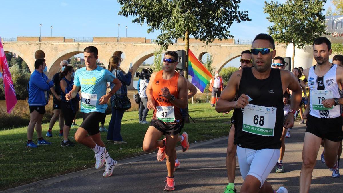 Varios participantes comienzan la carrera de cinco kilómetros.