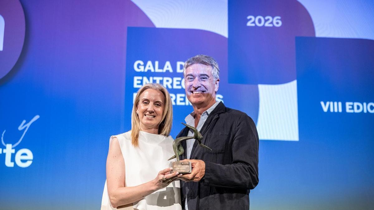 Fran Bergua, padre de Inés Bergua, junto a Laura Prada, directora de la Fundación Caja Rural de Aragón.