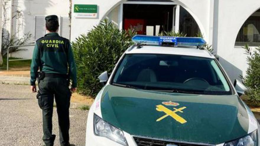 Dos detenidos por sustraer gasolina de los depósitos de vehículos aparcados en Ibiza