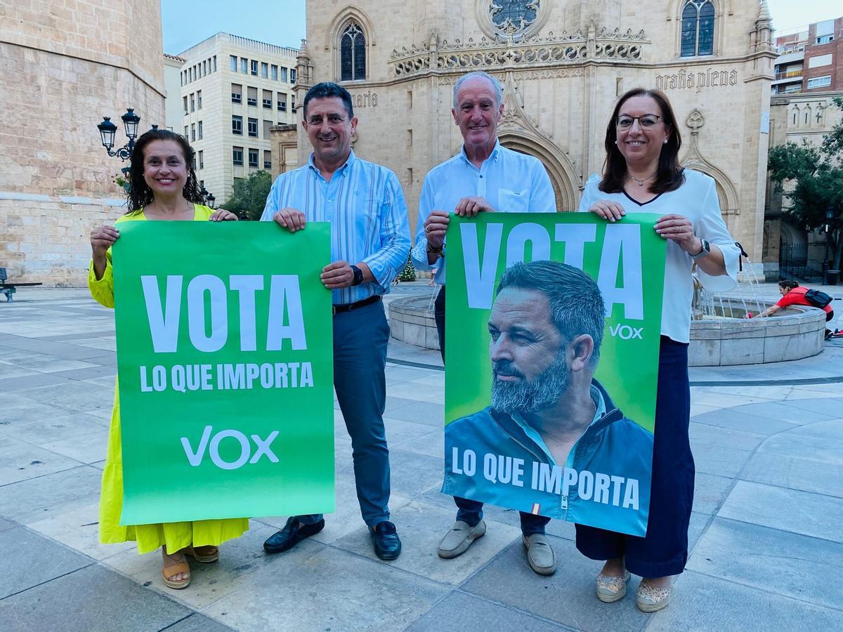 Candidatos de Vox por Castellón y la presidenta provincial, Llanos Massó, este jueves en Castelló