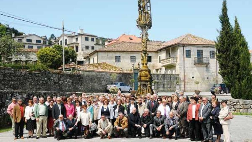 Los marineros y sus parejas realizaron la tradicional &quot;foto de familia&quot; al pie del emblemático cruceiro de O Hío