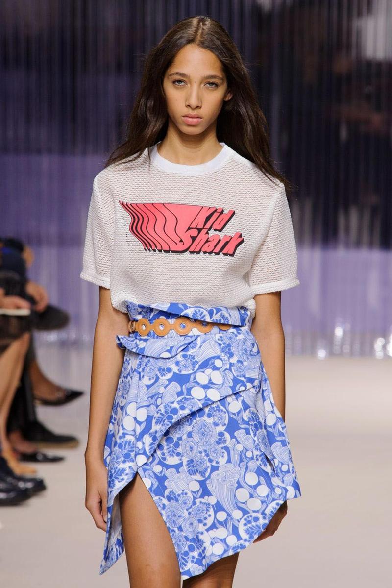 PFW: Carven Primavera/ Verano 2016, camiseta con mensaje y falda asimétrica