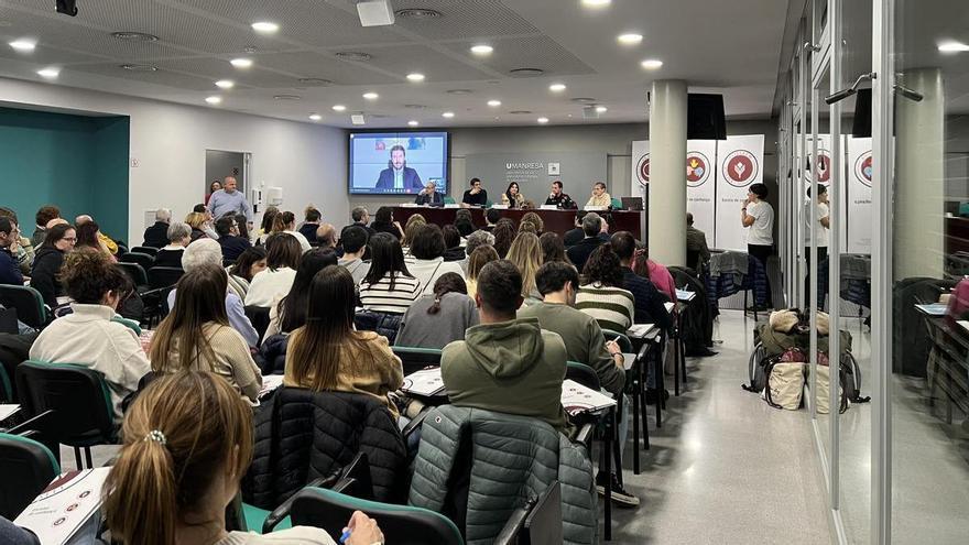 Un centenar d&#039;assistents al debat a Manresa sobre l&#039;impacte en l&#039;educació de les xarxes socials