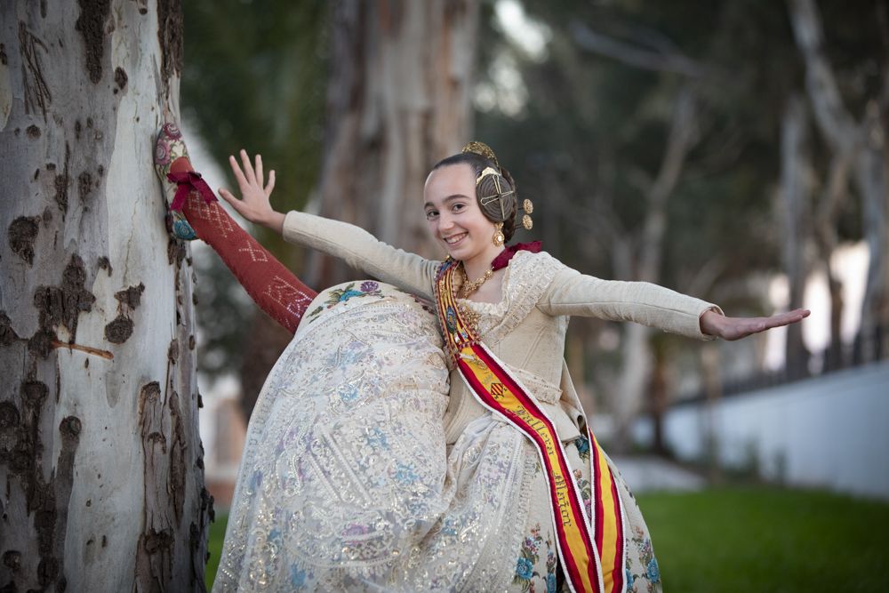 Paseamos con las Falleras Mayores de Sagunt, Núria Bueno y Carla Boix, en los jardines de la Gerencia.