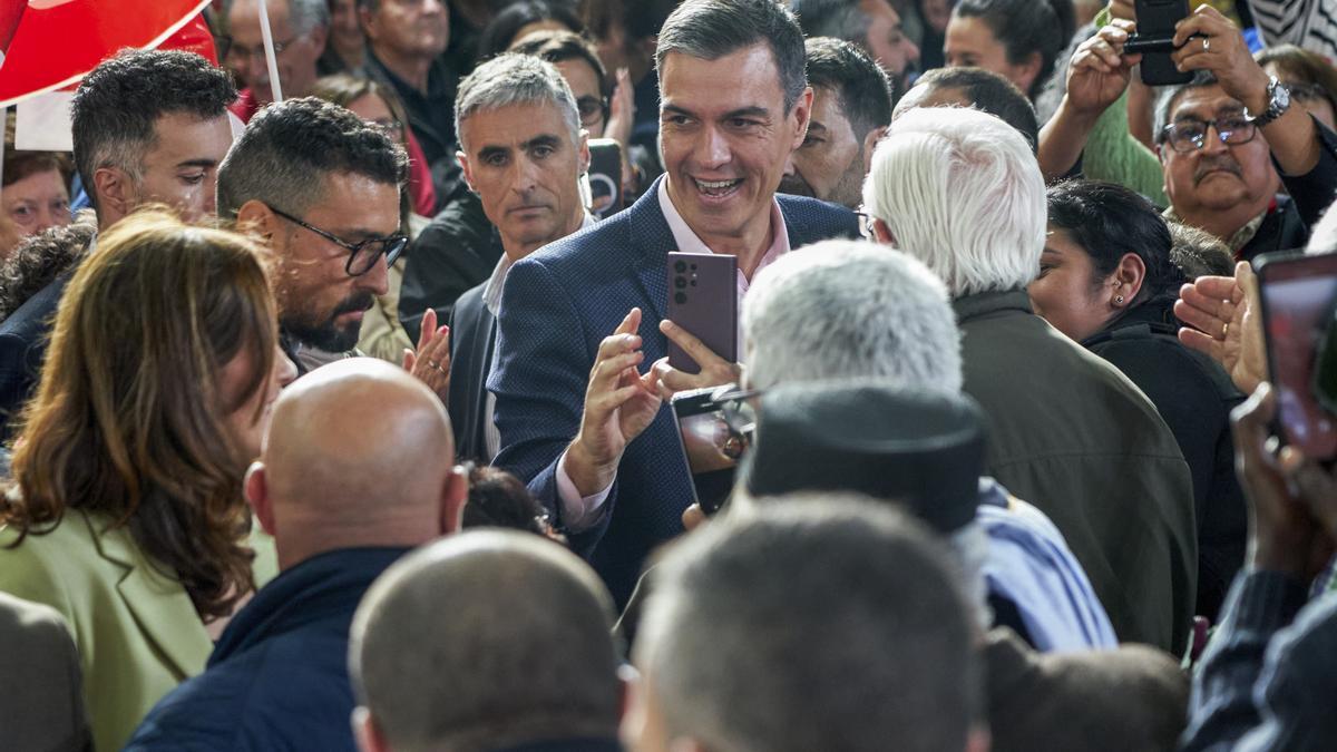 El presidente del Gobierno, Pedro Sánchez, en el mitin que este lunes protagonizó en Vitoria.