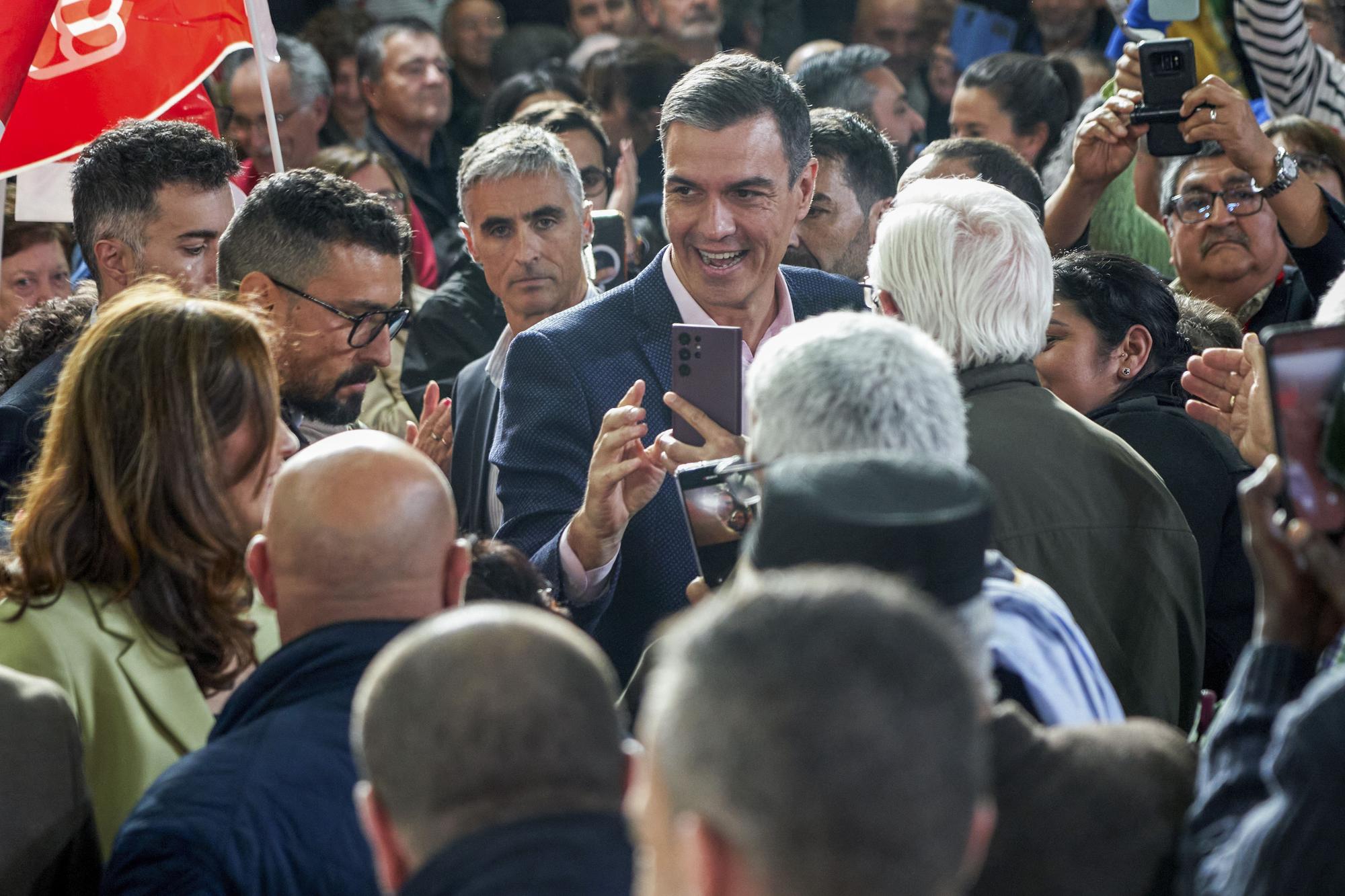 El presidente del Gobierno, Pedro Sánchez, en el mitin que este lunes protagonizó en Vitoria.