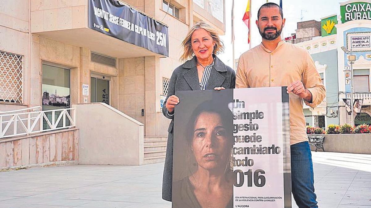 La concejala Tica Pons y el alcalde de l’Alcora, Samuel Falomir.