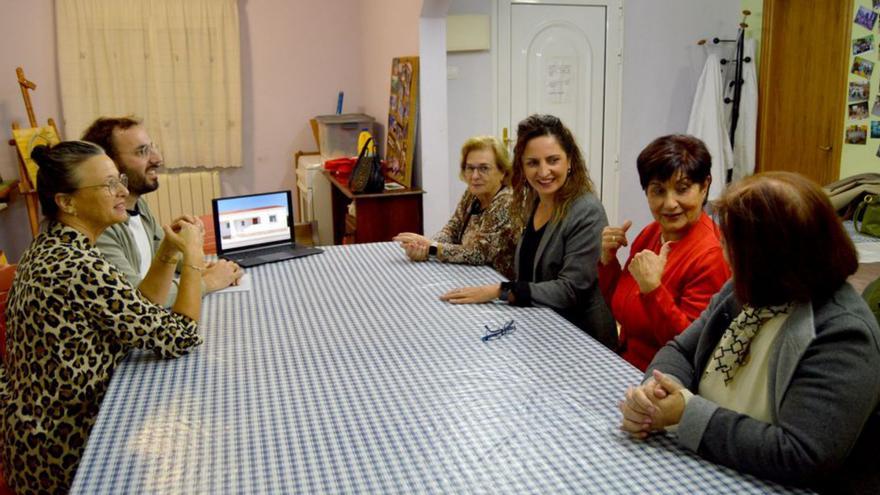 La alcaldesa, Sandra González, presenta el proyecto. |  D.P.