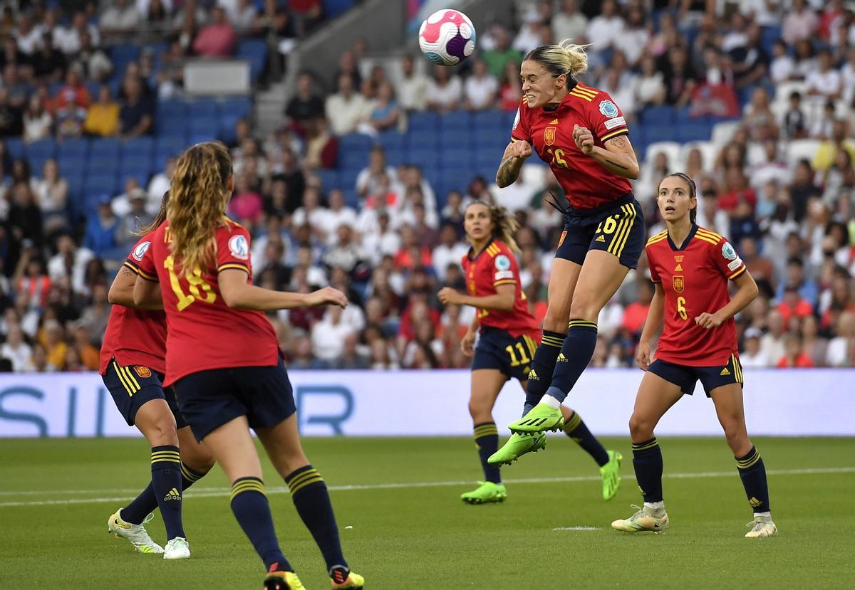 Mapi Leon (C) de España en acción durante el partido de cuartos de final de fútbol de la UEFA EURO 2022 Femenina entre Inglaterra y España en Brighton, Gran Bretaña, el 20 de julio de 2022. (España, Reino Unido) EFE/EPA/Vince Mignott
