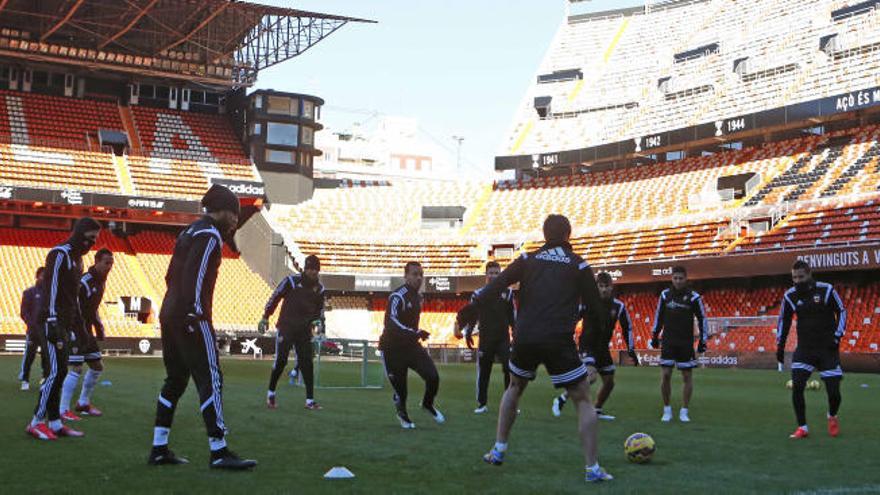 El Valencia CF se ha ejercitado en Mestalla