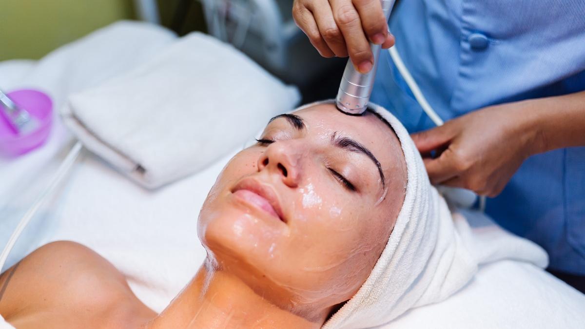 El peeling facial, la eliminación de manchas y el tratamiento del acné y sus secuelas son los tratamientos más demandados.
