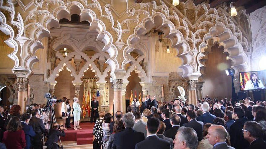 El último Día de Aragón antes del 26-M premia a Javier Zaragoza y Paula Ortiz