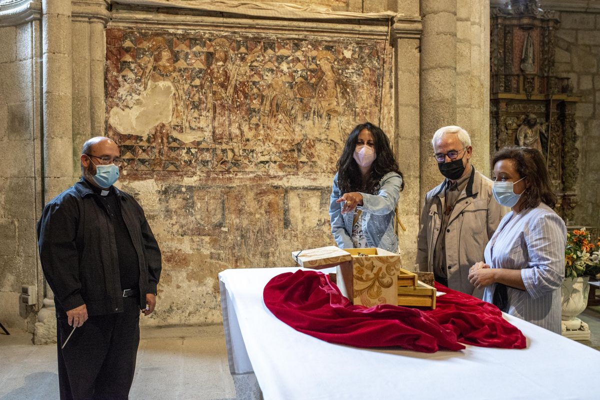 Luis Manuel Cuña (delegado episcopal de Patrimonio y Bienes Culturales del Obispado), María Oruña (escritora), Xosé Xulio Rodríguez (párroco), y Vania López (restauradora) apreciando los anillos en el altar.