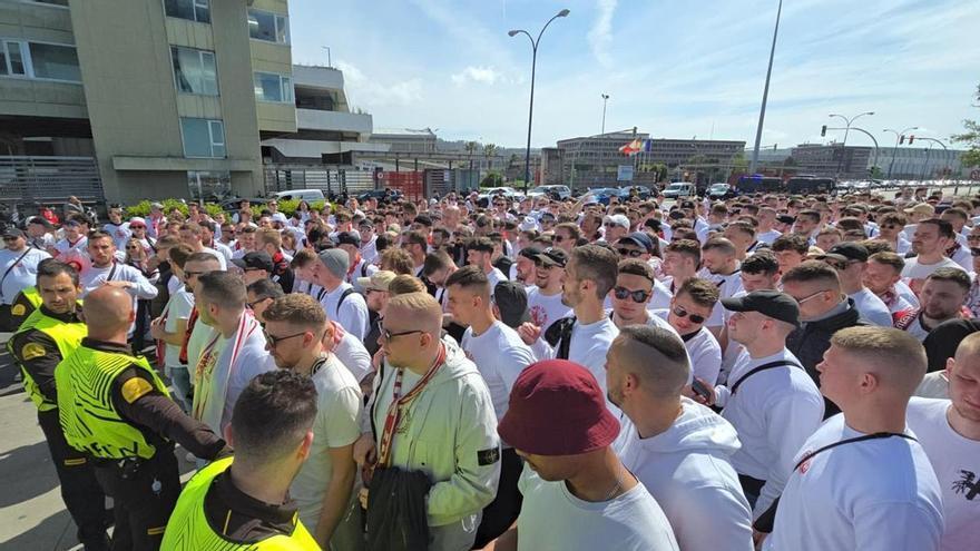Miles de aficionados llegan a Balaídos para recibir al Celta y al Friburgo