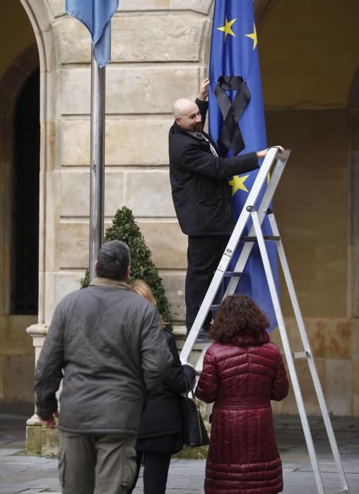 Colocación del crespón negro en la bandera europea