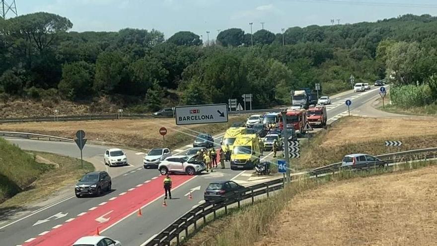 Un xoc entre un turisme i una moto a la C-65 a Quart en sentit Girona.