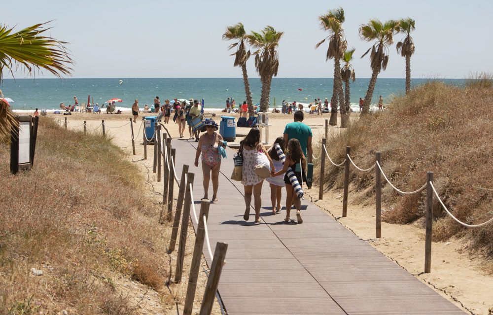 Canet iza sus banderas de calidad y presenta su dispositivo de playa.