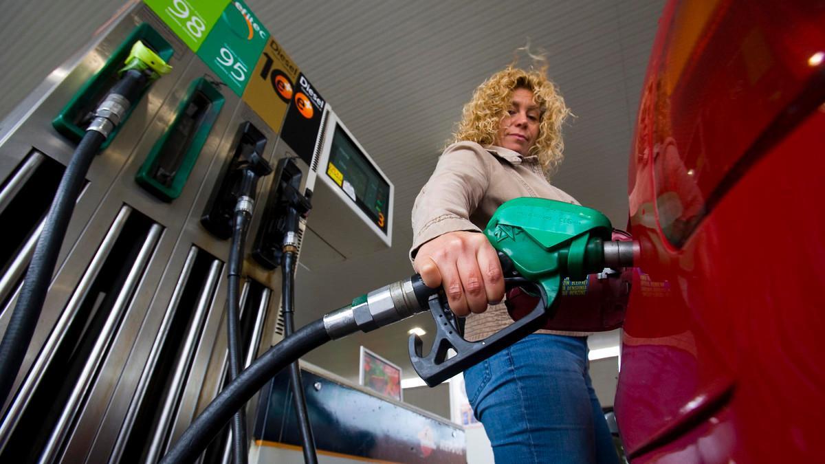 Mujer poniendo gasolina