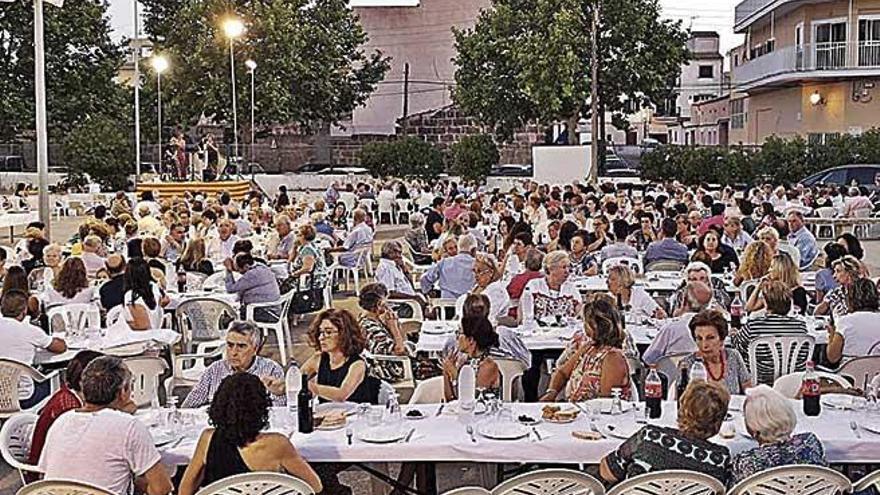 El patio de la Escola Nova sirviÃ³ de escenario de la cena.