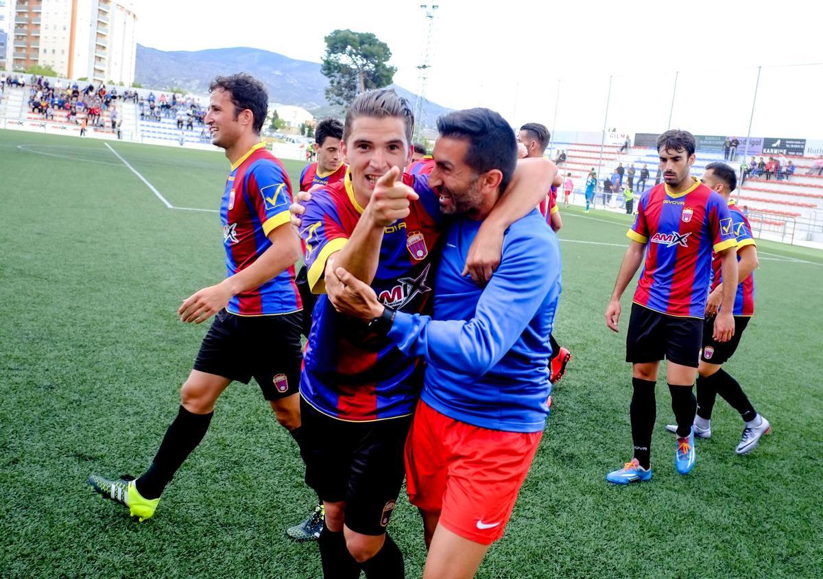 Carlitos López celebra un gol durante su periodo como jugador del Eldense.