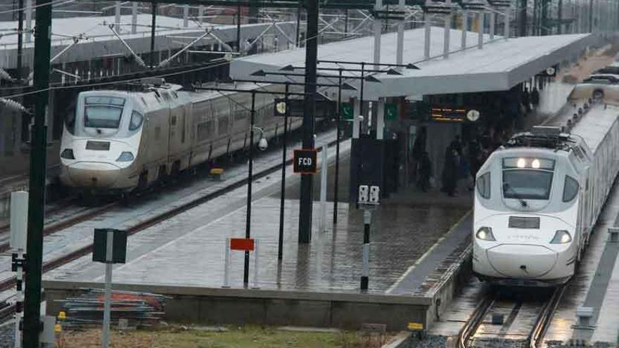 Los viajeros bajan de un tren Alvia, en la estación de tren de Zamora, ayer tarde.