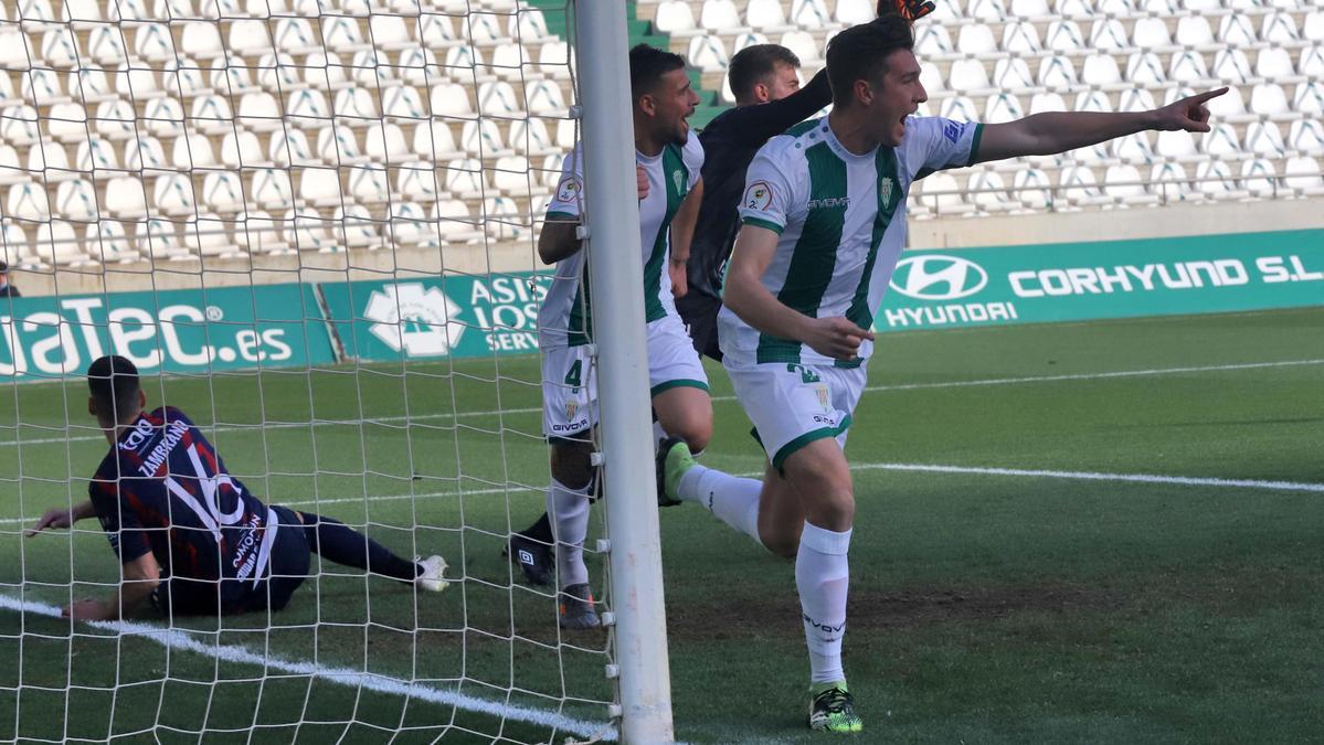 Alberto del Moral celebra un gol del Córdoba CF, esta temporada, en El Arcángel.
