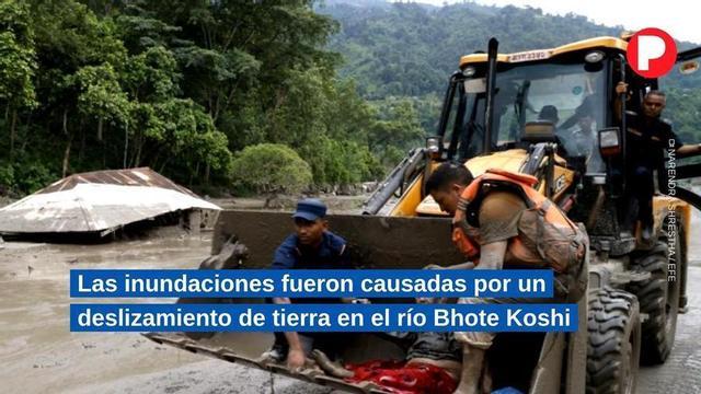 Persones observen com les aigües de la crescuda arrasen Trishuli Bazar després d’una inundació sobtada al districte de Nuwakot, al Nepal.