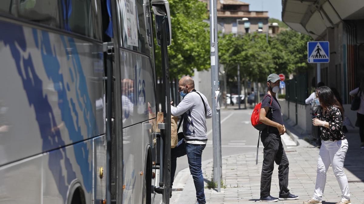 Usuaris entrant en un autocar a l&#039;estació de Girona durant la pandèmia