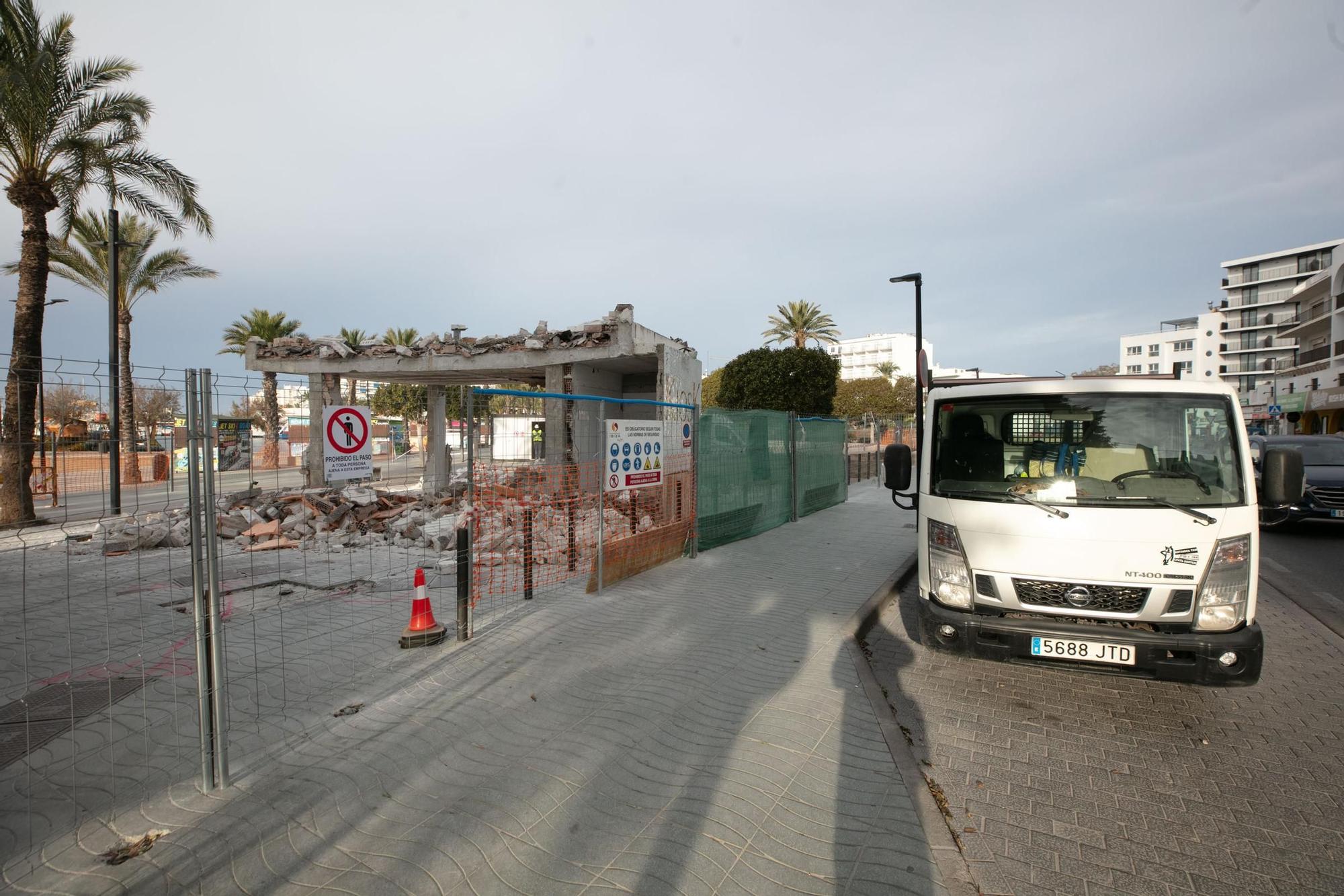 Mira las imágenes del derribo del Kiosk Bar Restaurant de Sant Antoni