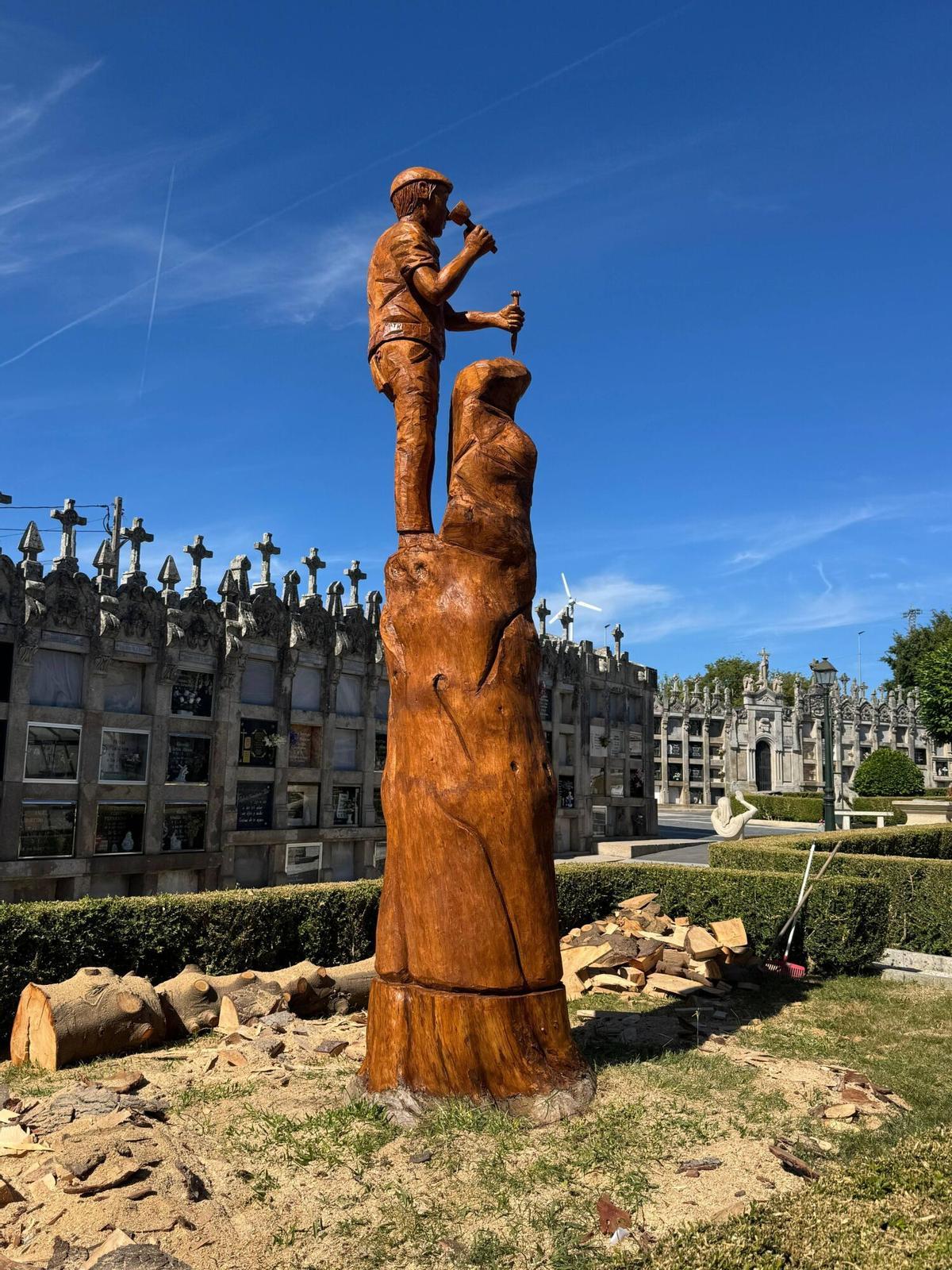 OBRA DE YOSI FERVENZA SOBRE UN TRONCO EN CEMENTERIO MATAMA VIGO