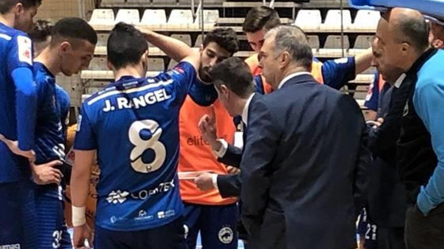 Los jugadores del Bisontes reciben una charla de su técnico.