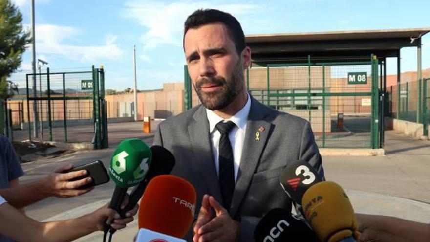 Roger Torrent, atenent els mitjans ahir a l&#039;entrada de Lledoners