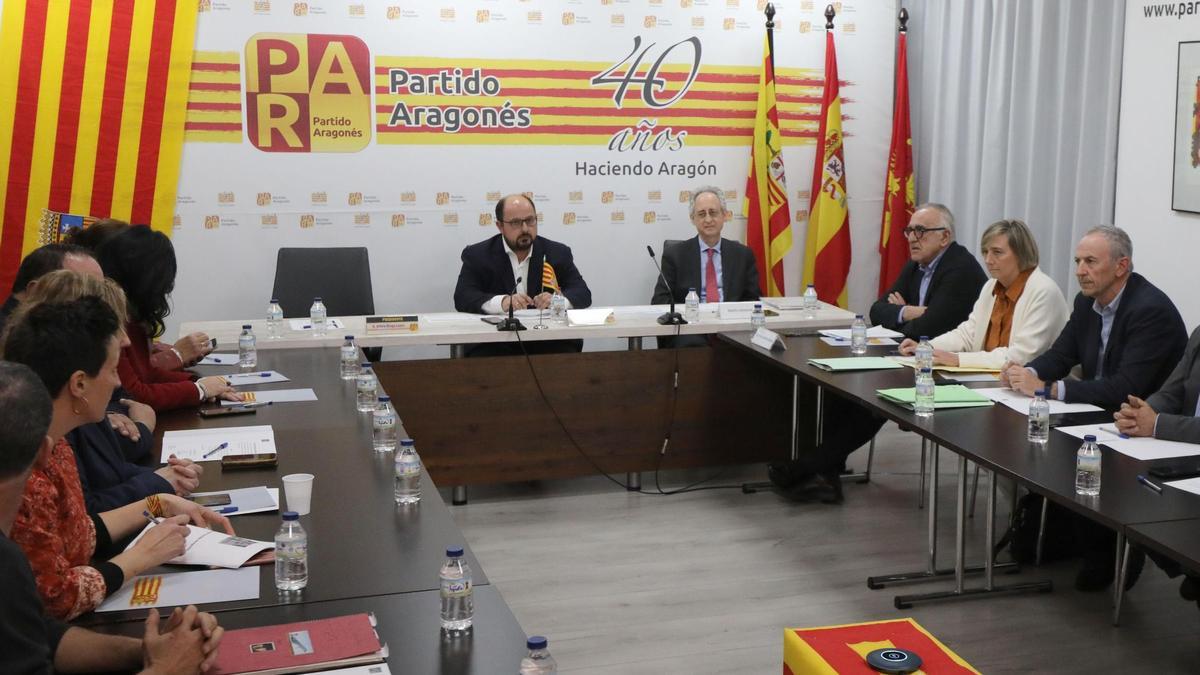 La moción de censura contra Aliaga triunfa y Sánchez-Garnica es el nuevo presidente del PAR.