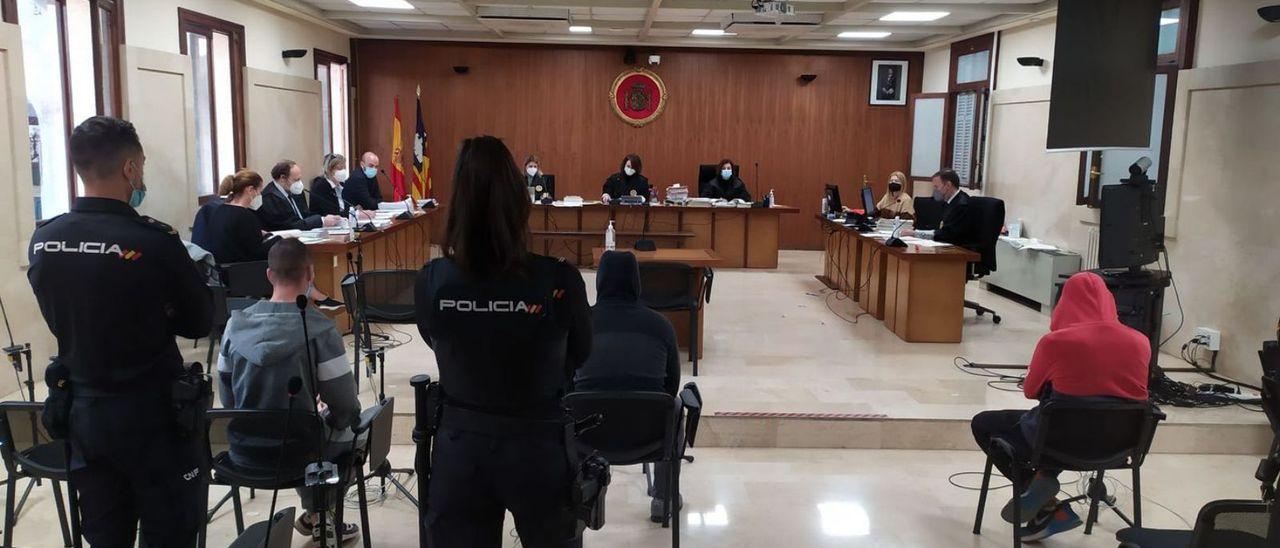 Los tres acusados, durante el juicio celebrado en la Audiencia Provincial de Palma.