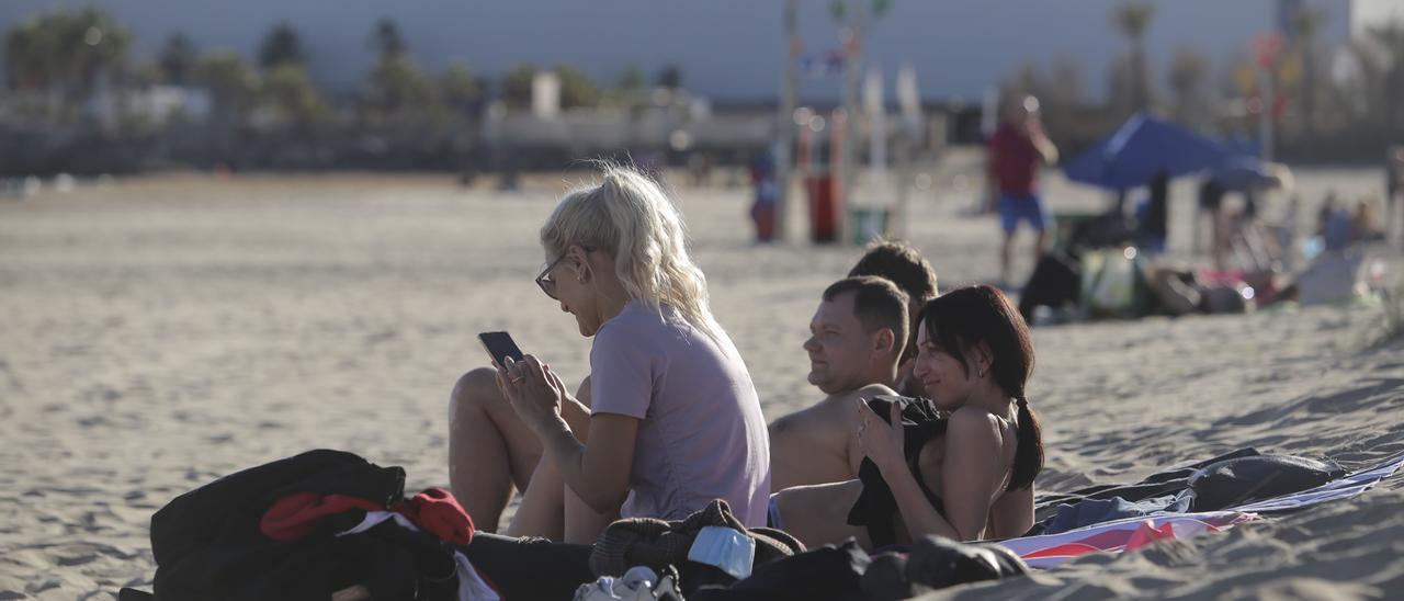 No pocos turistas se acercaron a la playa del Grau para tomar el sol e incluso el baño este martes