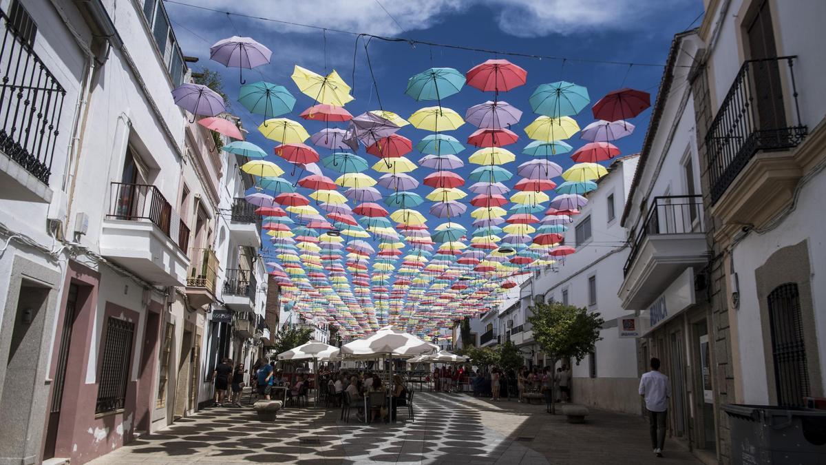Imagen de la plaza de los Paraguas de Malpartida de Cáceres.
