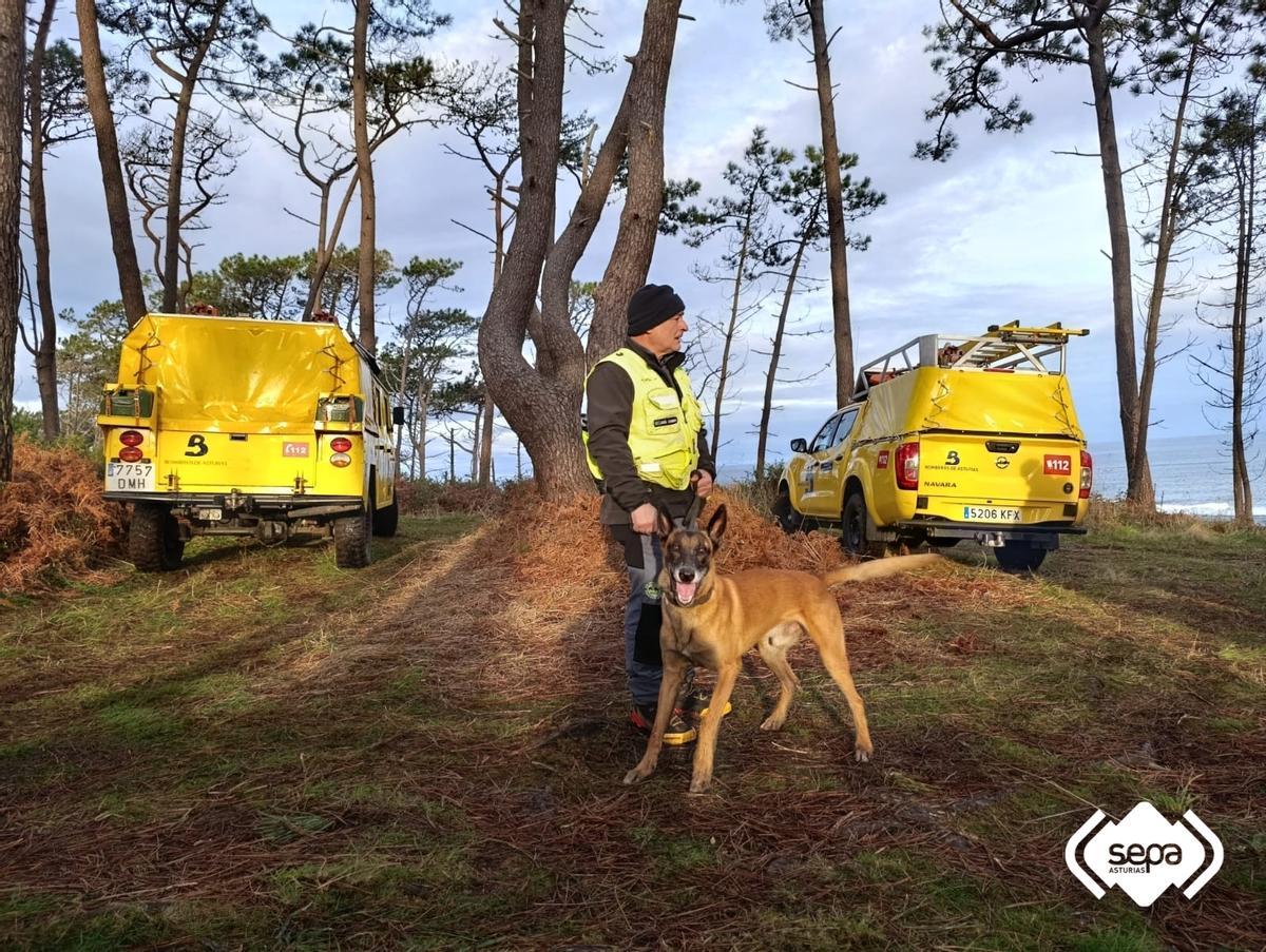 FOTOS: Búsqueda de un pescador desaparecido en la costa de Coaña FOTOS: Búsqueda de un pescador desaparecido en la costa de Coaña