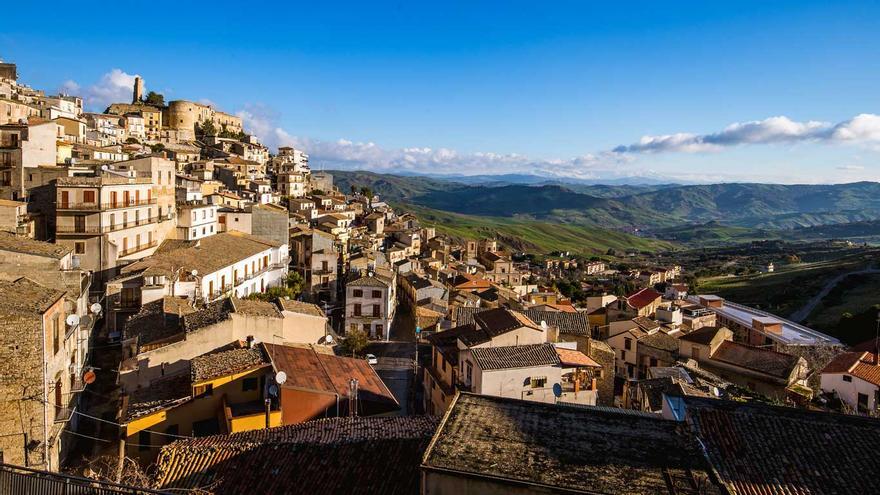 Un pueblo de Sicilia regala casas y da 1.000 euros por bebé para luchar  contra la despoblación - Viajar