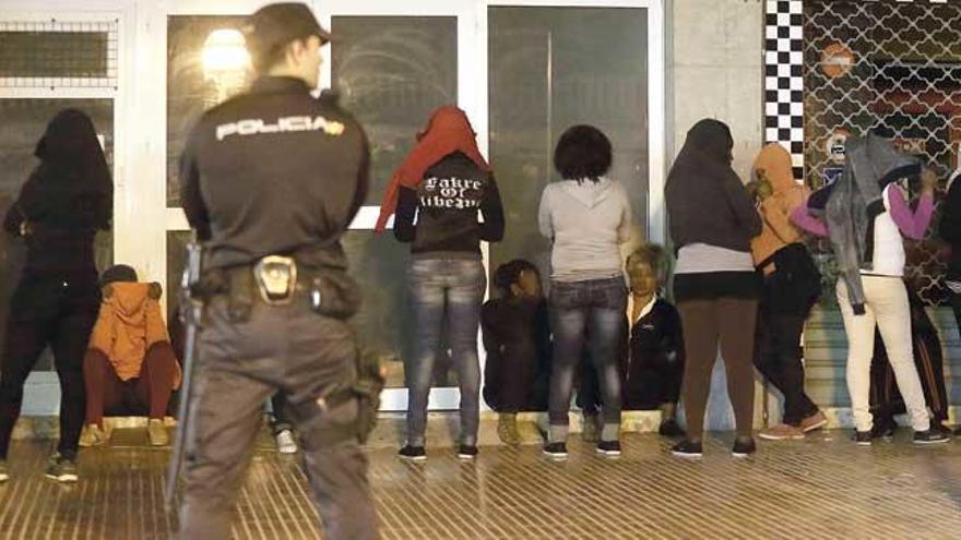 Un policía, durante una operación contra la prostitución callejera en s´Arenal.